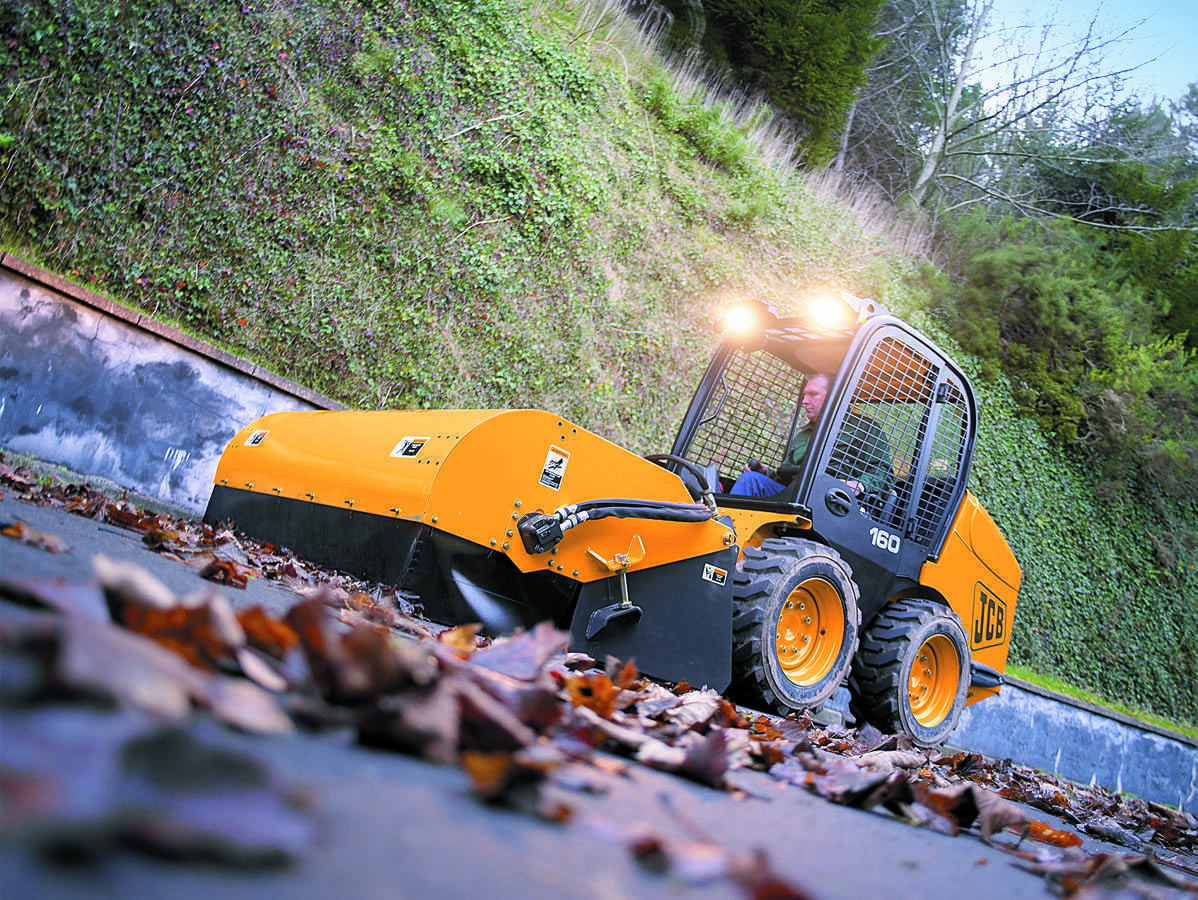 jcb vypuskaet razlichnye vidy navesnogo oborudovaniya