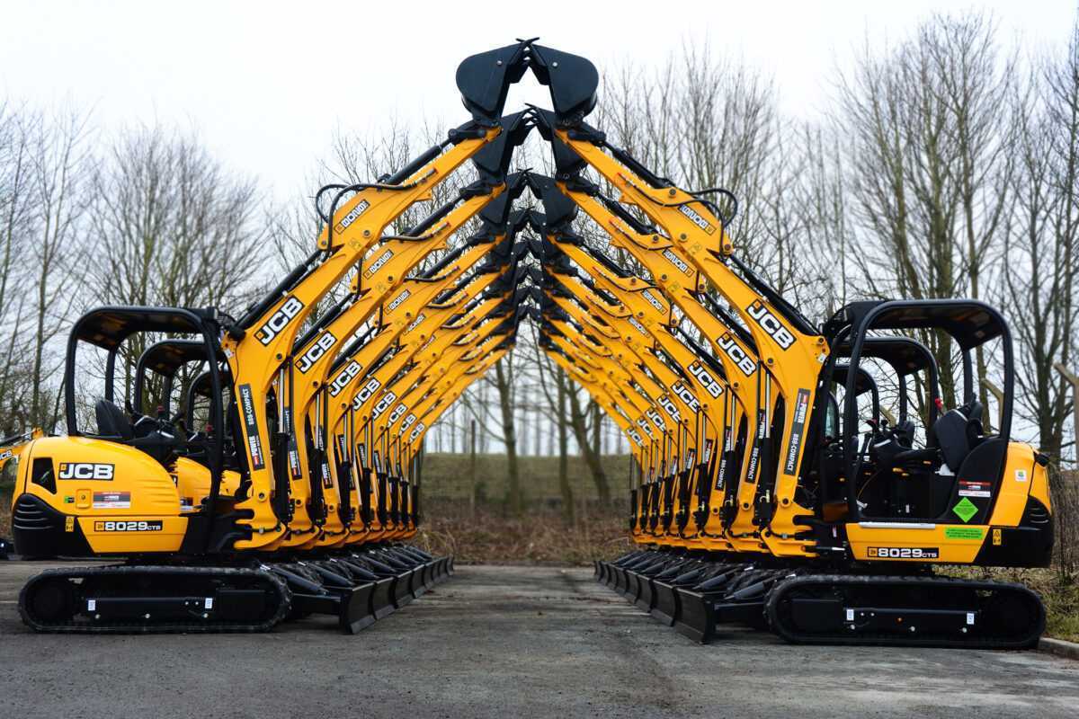 Какие модели экскаваторов JCB обладают функцией поворота на 360 градусов